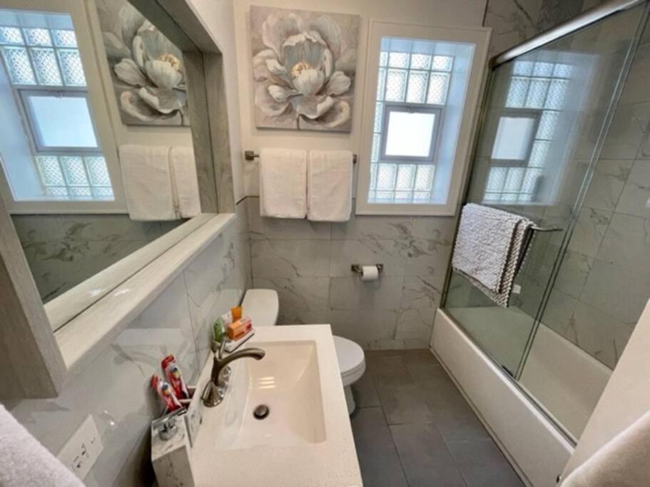 The Blue Golden Luxury Modern 3- Bedroom Apartment In Чикаго Экстерьер фото